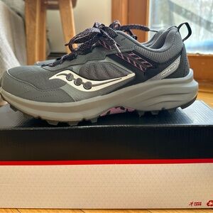 Women’s Saucony gray and pink Excursion TR 17 sneakers Size 9